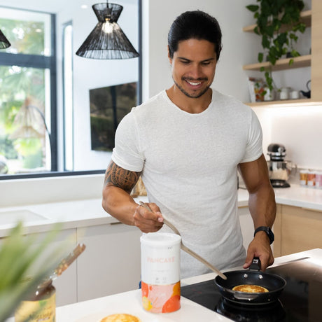 Photo de tini qui prépare des pancakes TSE Nutrition